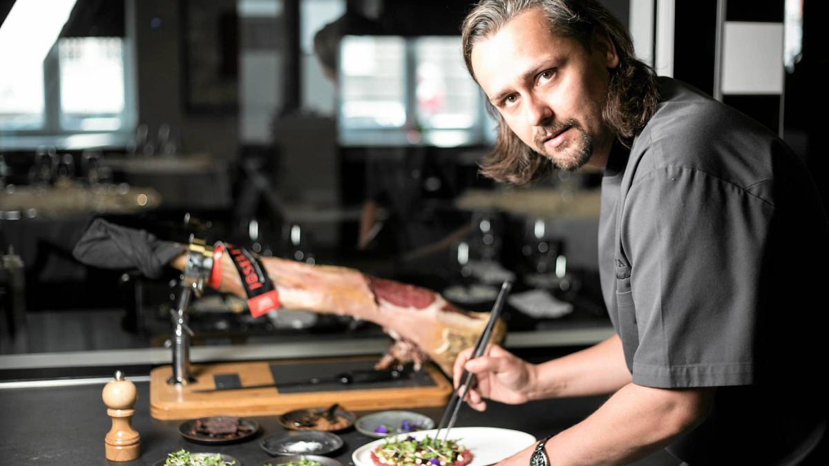 Właściciele restauracji Tradycyjna Chata w kuchni z tradycyjnymi potrawami