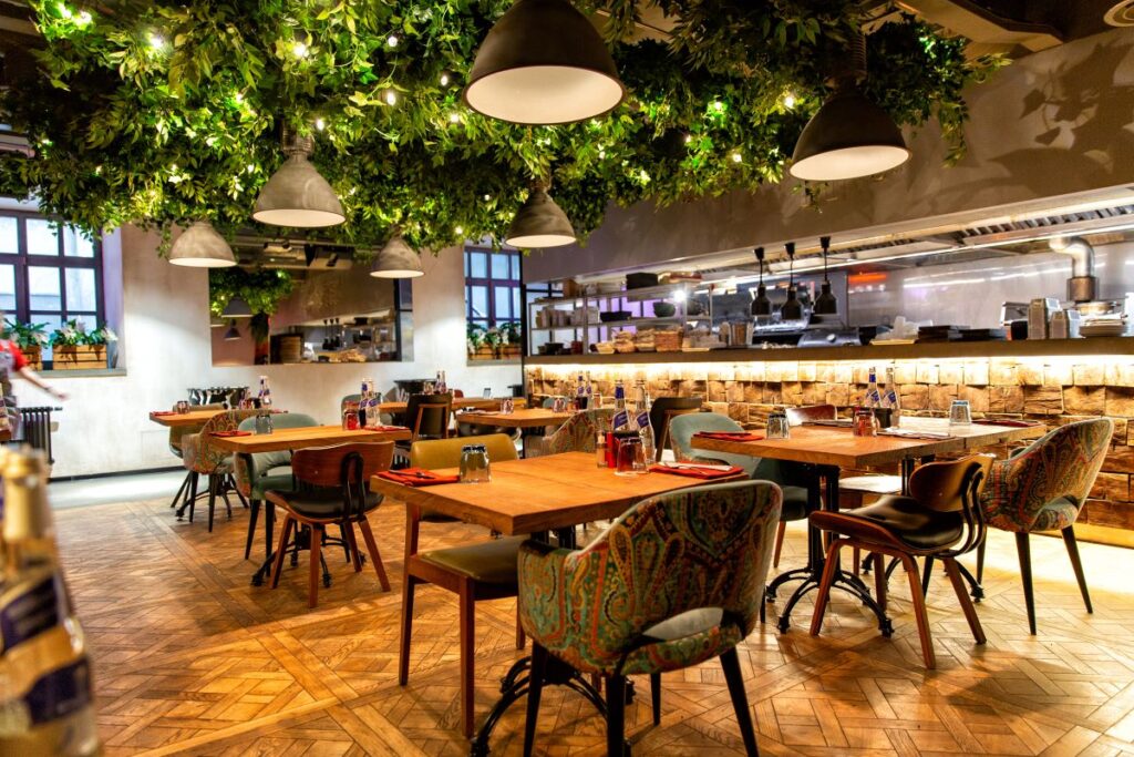 Tradycyjne wnętrze restauracji z drewnianymi stołami i autentycznym wystrojem