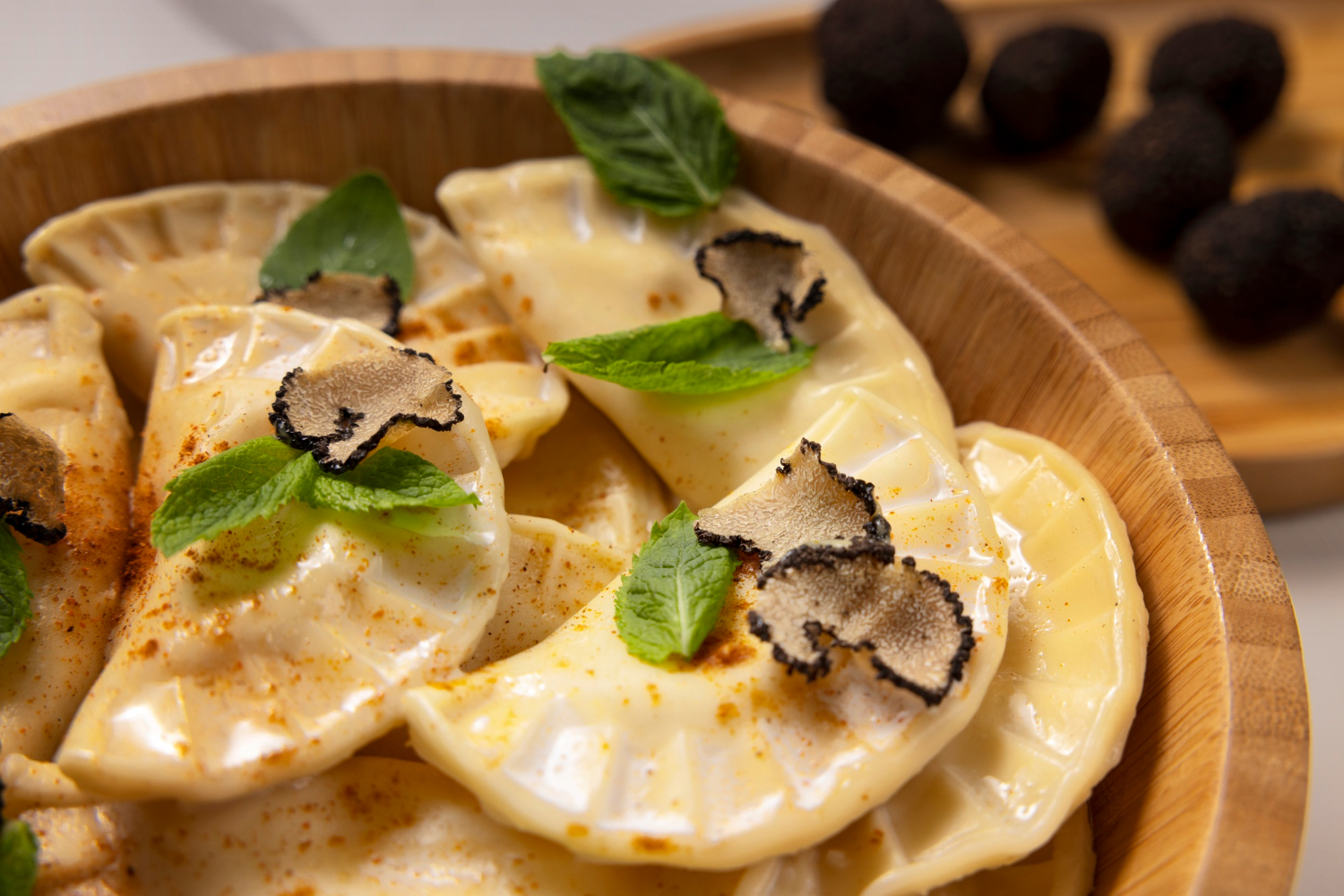 Domowe pierogi z tradycyjną kapustą i grzybami